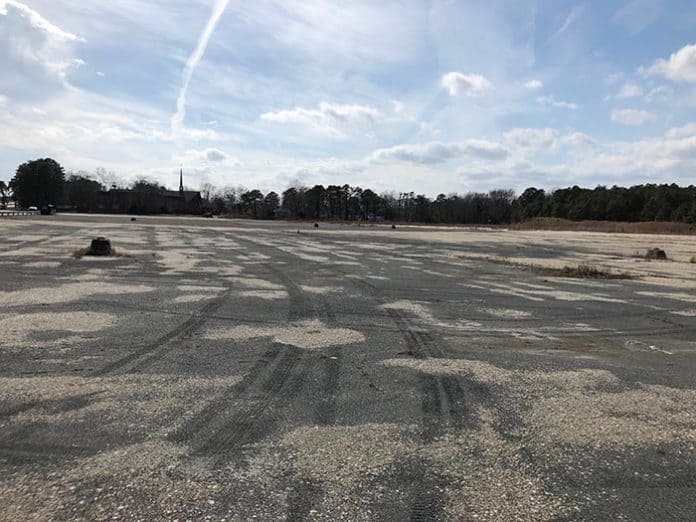 Today, the former Foodtown site is just barren blacktop and weeds. (Photo by Judy Smestad-Nunn)