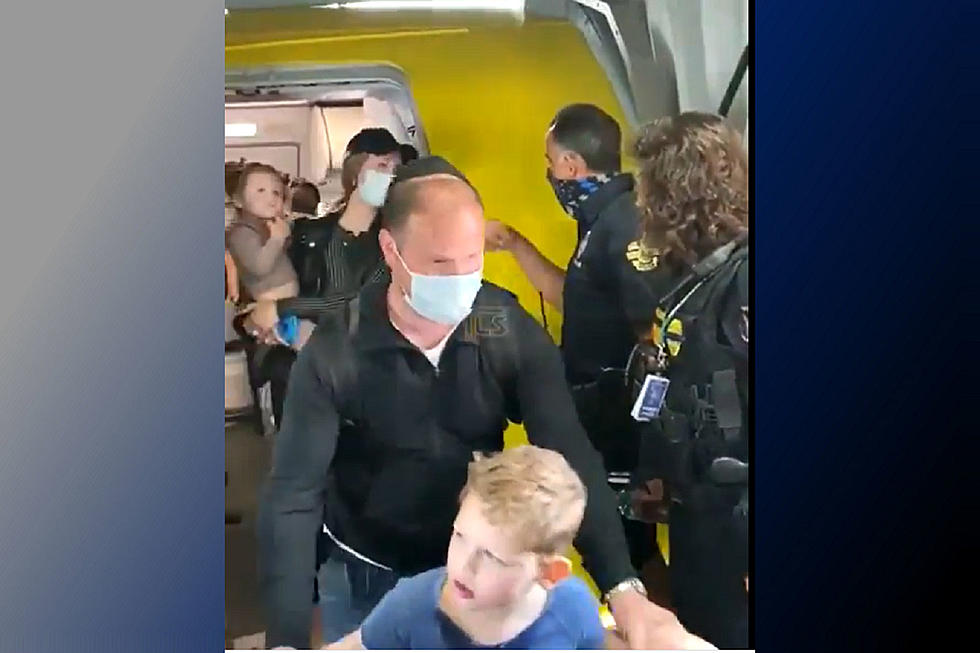 Video shows family kicked off Spirit flight over mask spat