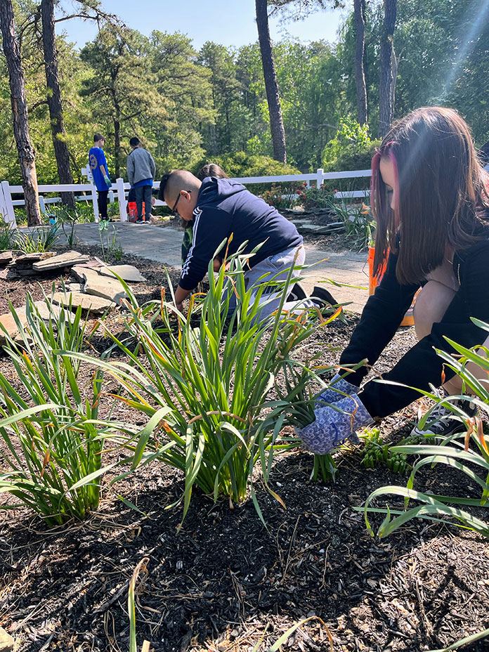 Manchester Students Beautify Toms River Memorial Garden