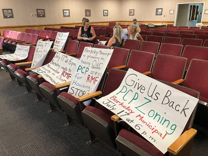 p_louis_meeting_signs