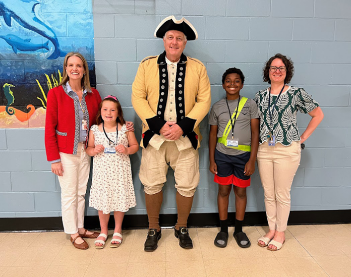 2-ES-250-Mayor-and-kids